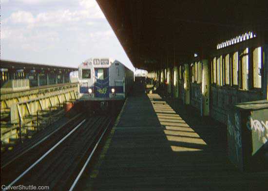 Looking east Ft. Hamilton Parkway Station