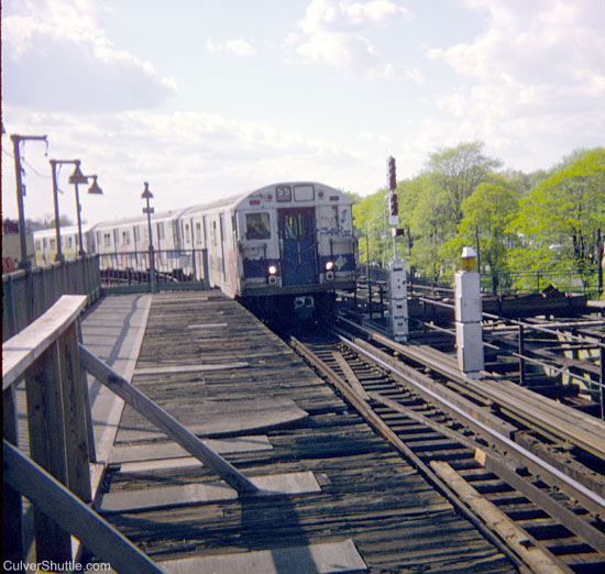 Train entering Ft Hamilton Parkway Station